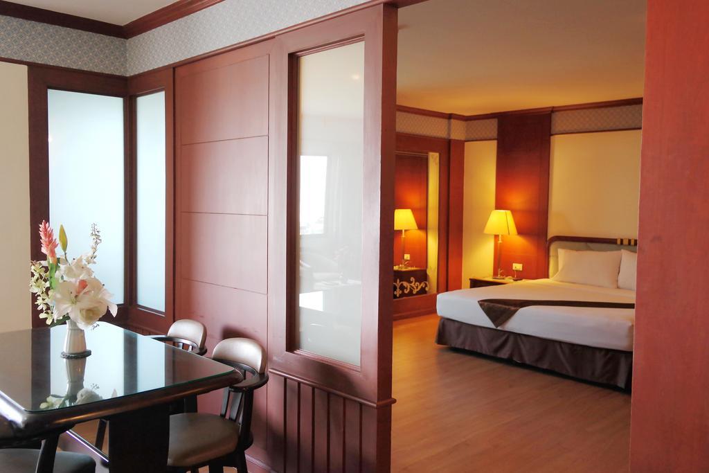 Grand Park Hotel Nakhon Si Thammarat Extérieur photo