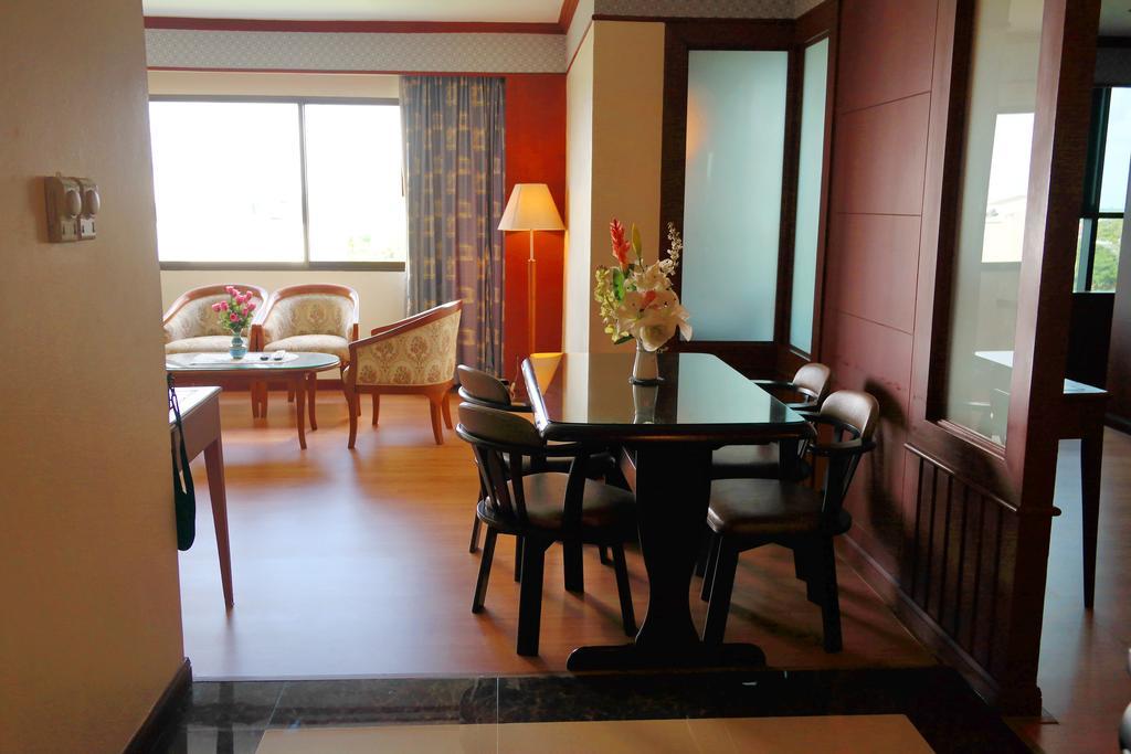 Grand Park Hotel Nakhon Si Thammarat Extérieur photo