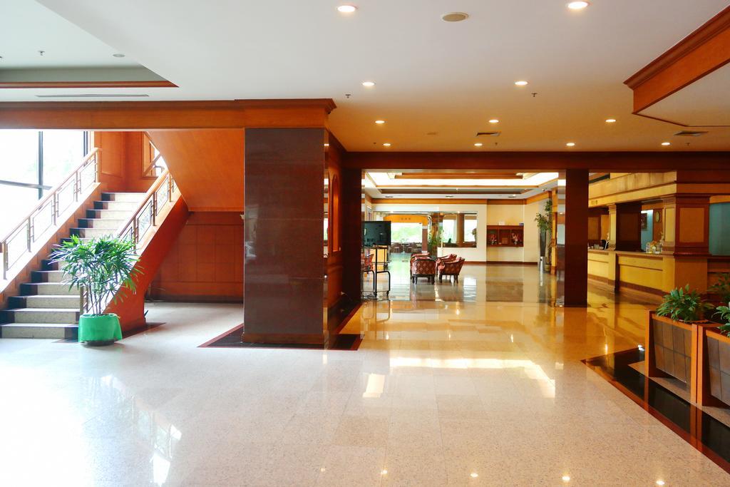 Grand Park Hotel Nakhon Si Thammarat Extérieur photo