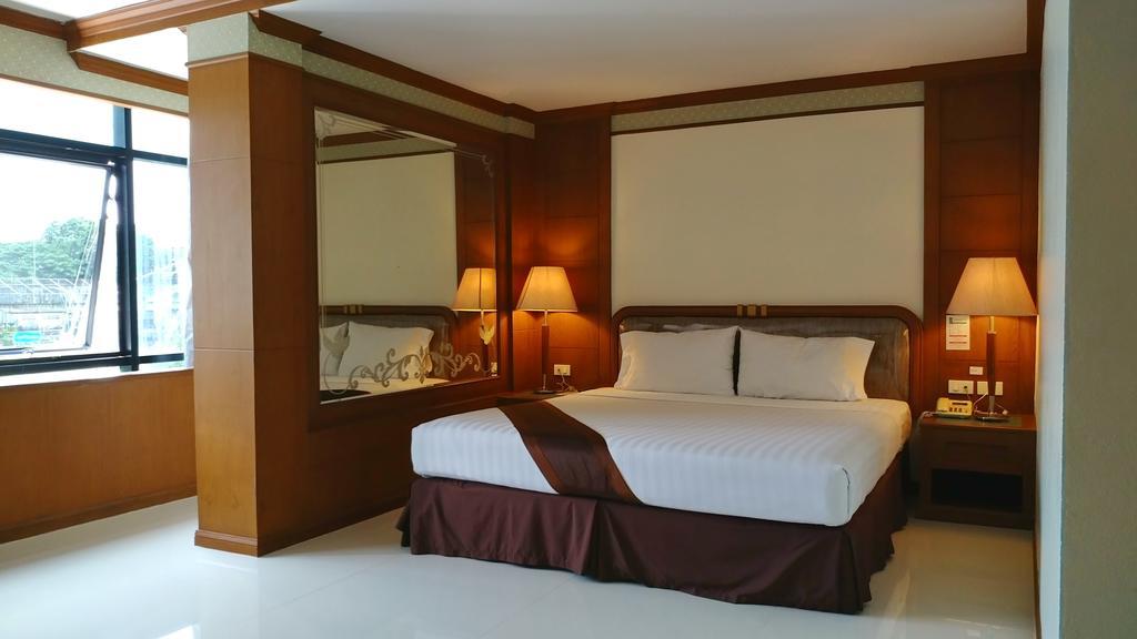 Grand Park Hotel Nakhon Si Thammarat Extérieur photo