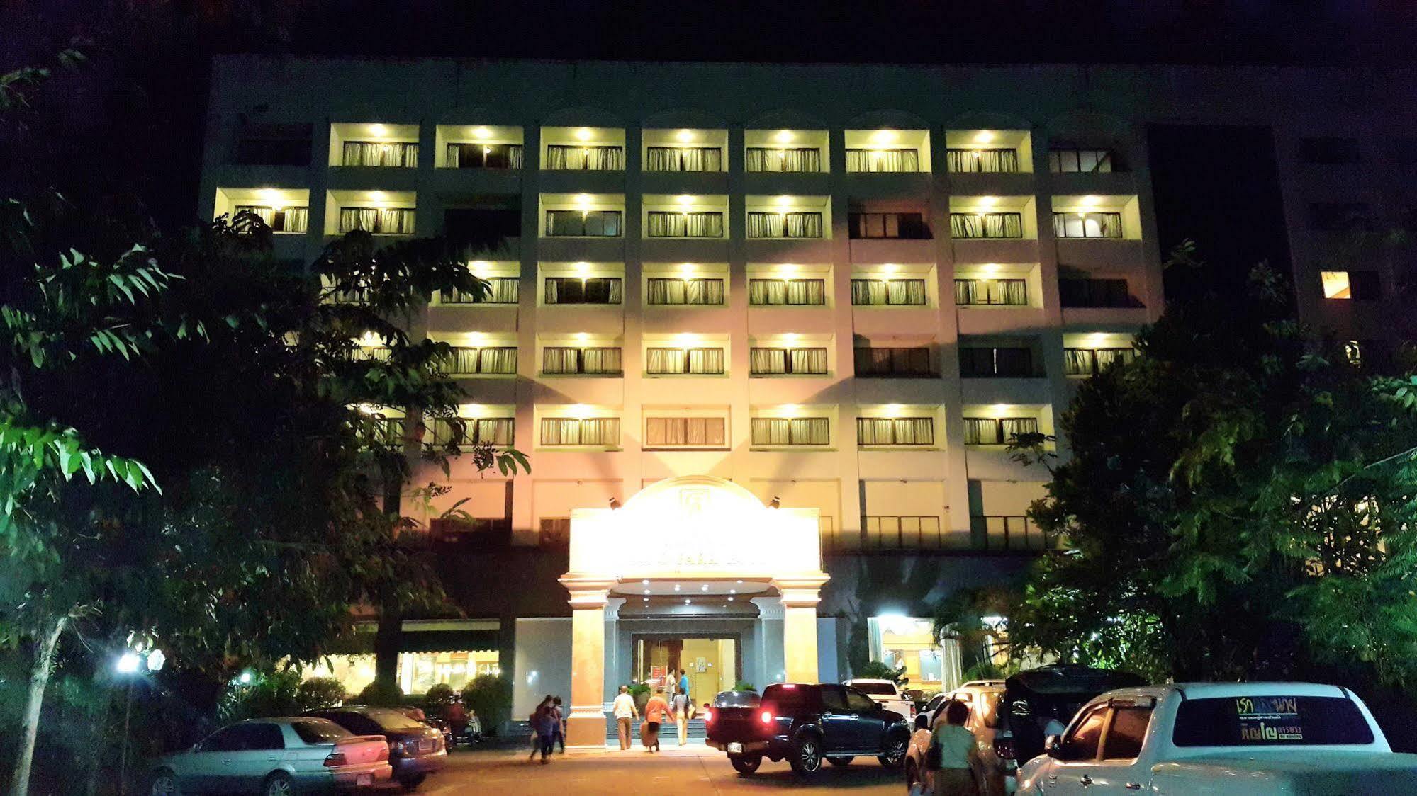 Grand Park Hotel Nakhon Si Thammarat Extérieur photo
