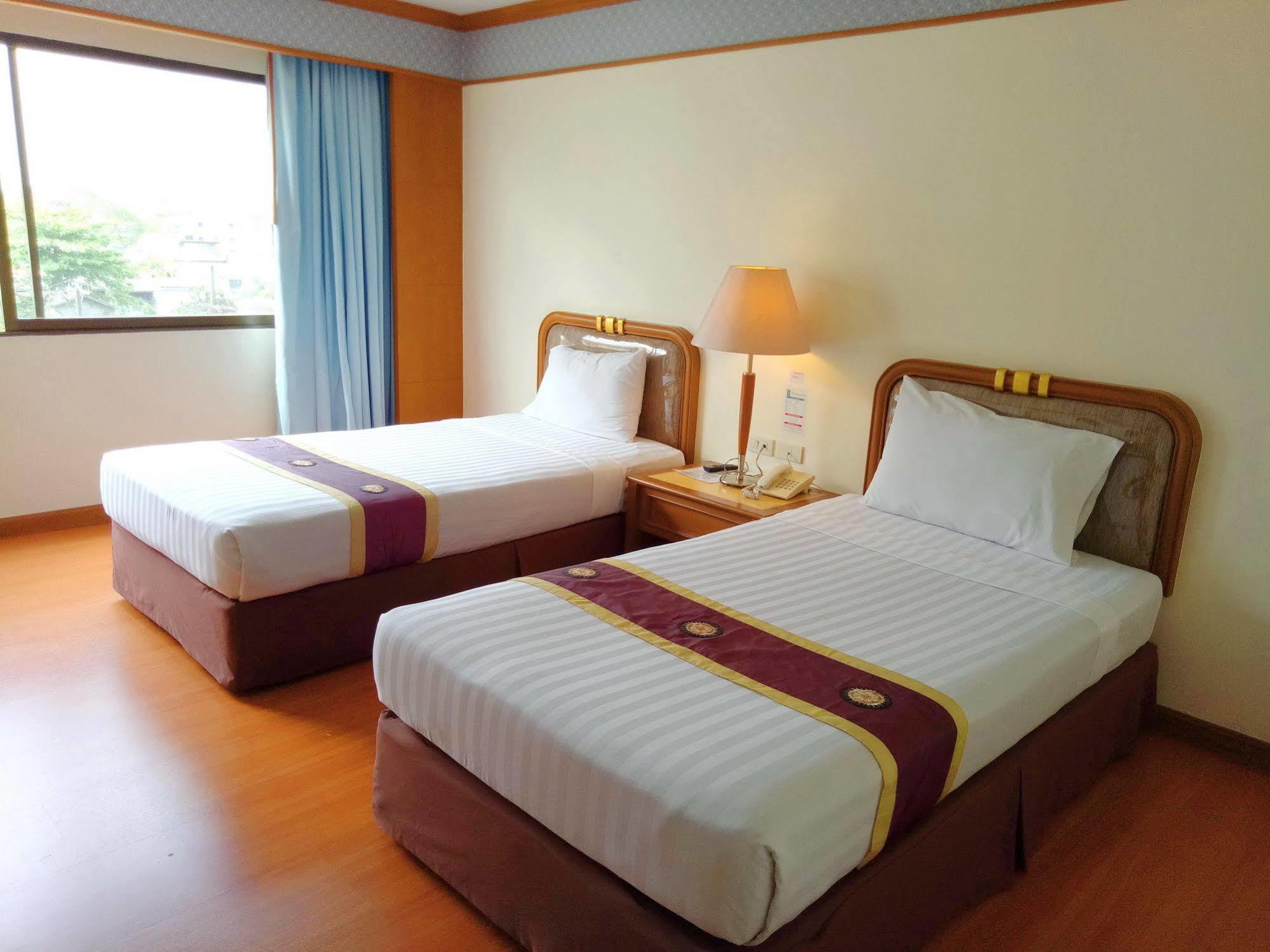 Grand Park Hotel Nakhon Si Thammarat Extérieur photo