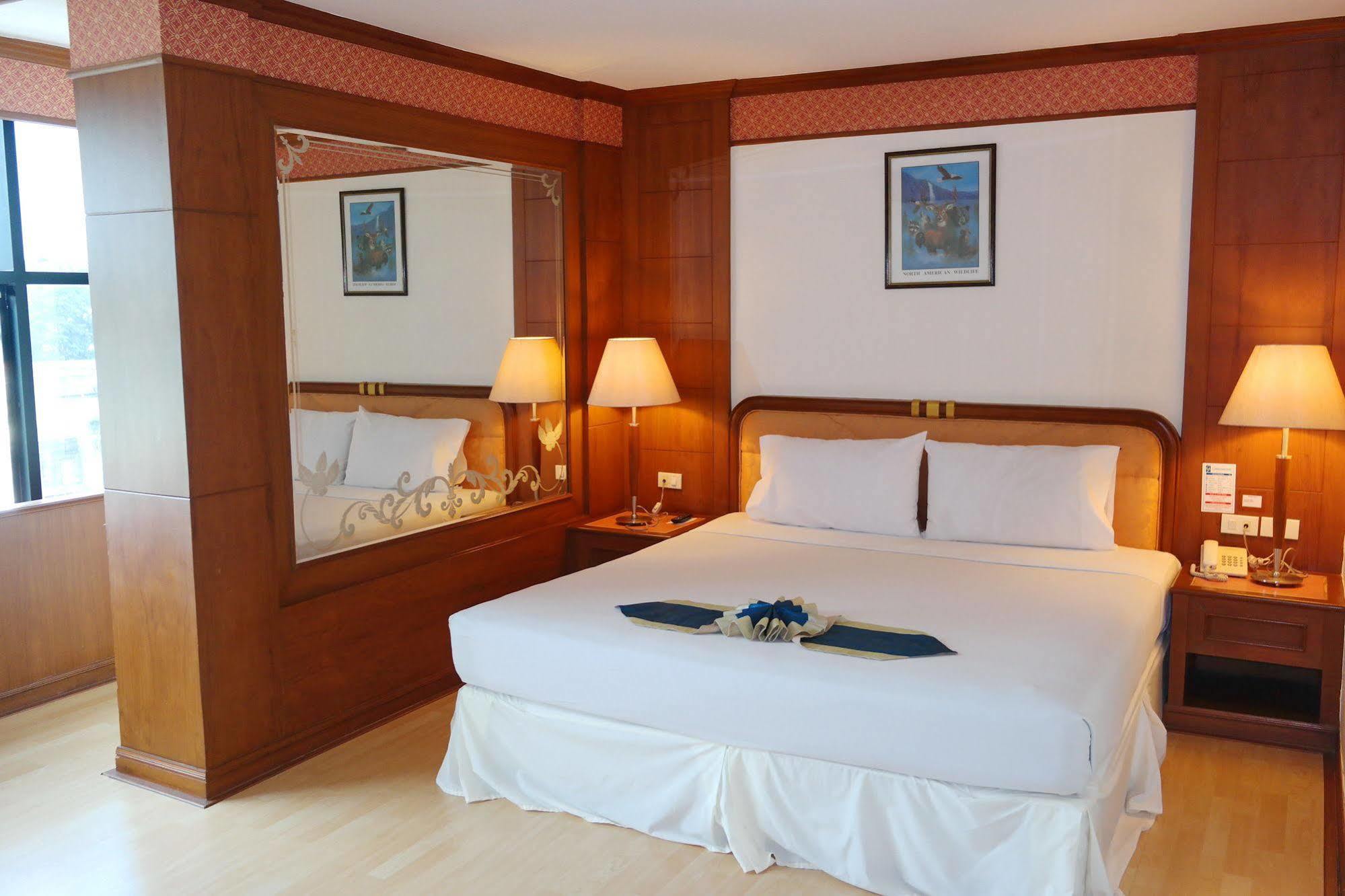 Grand Park Hotel Nakhon Si Thammarat Extérieur photo