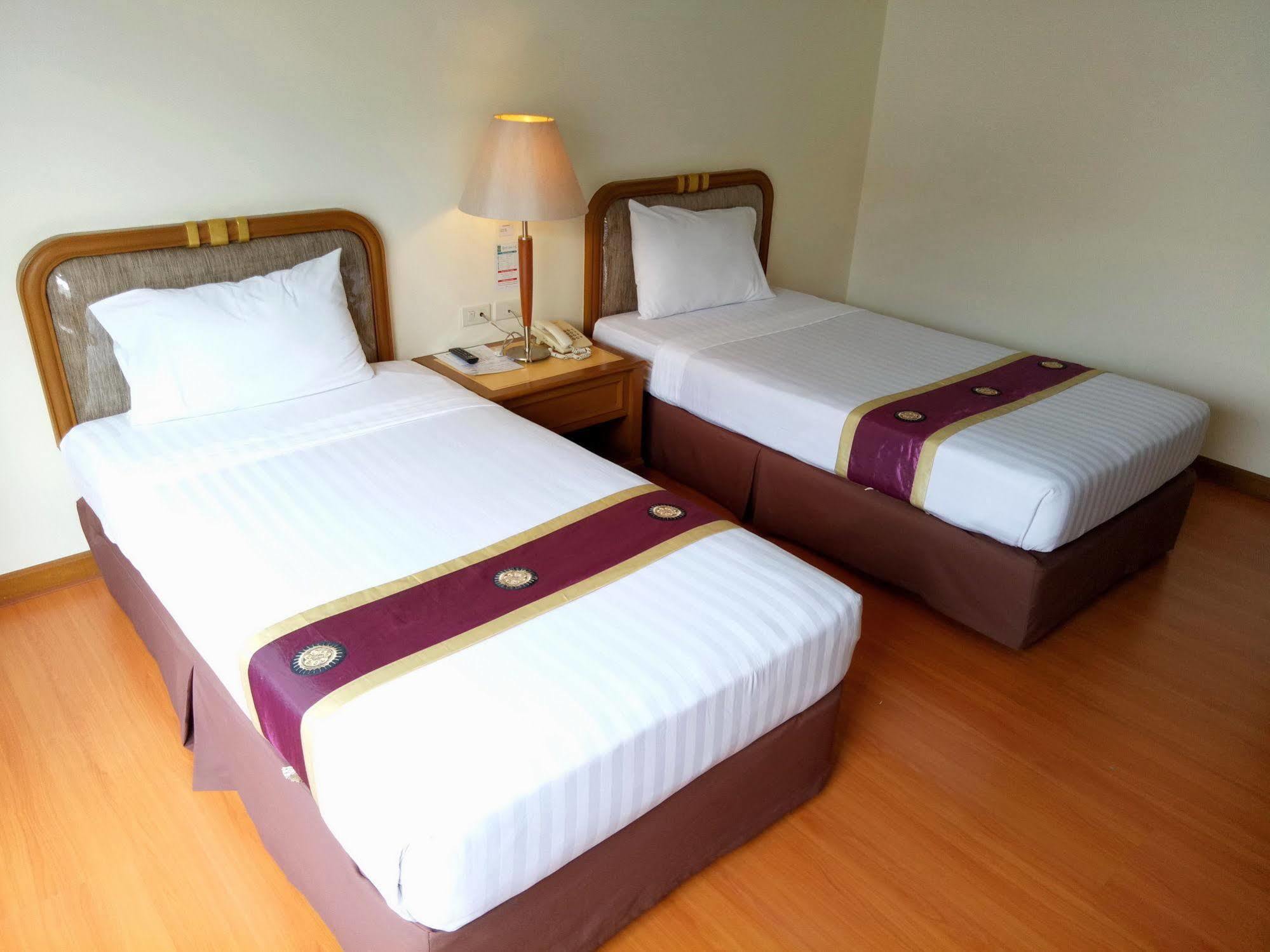 Grand Park Hotel Nakhon Si Thammarat Extérieur photo